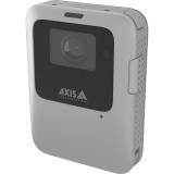 검정색 렌즈와 AXIS 로고가 있는 회색 및 정사각형의 AXIS W110 Body Worn Camera입니다.